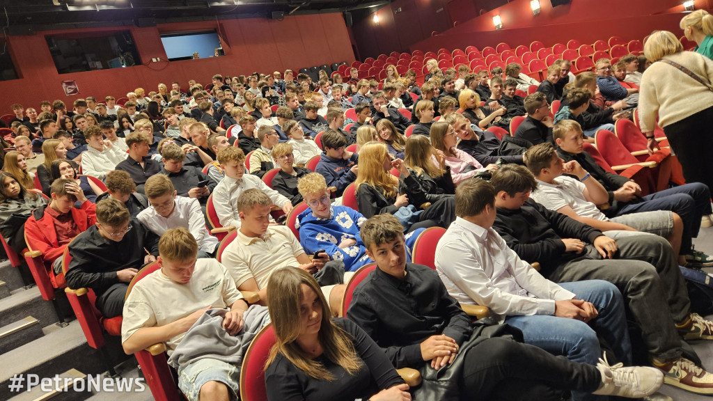 Teatr z tradycją, przyszłością i... ORLENEM