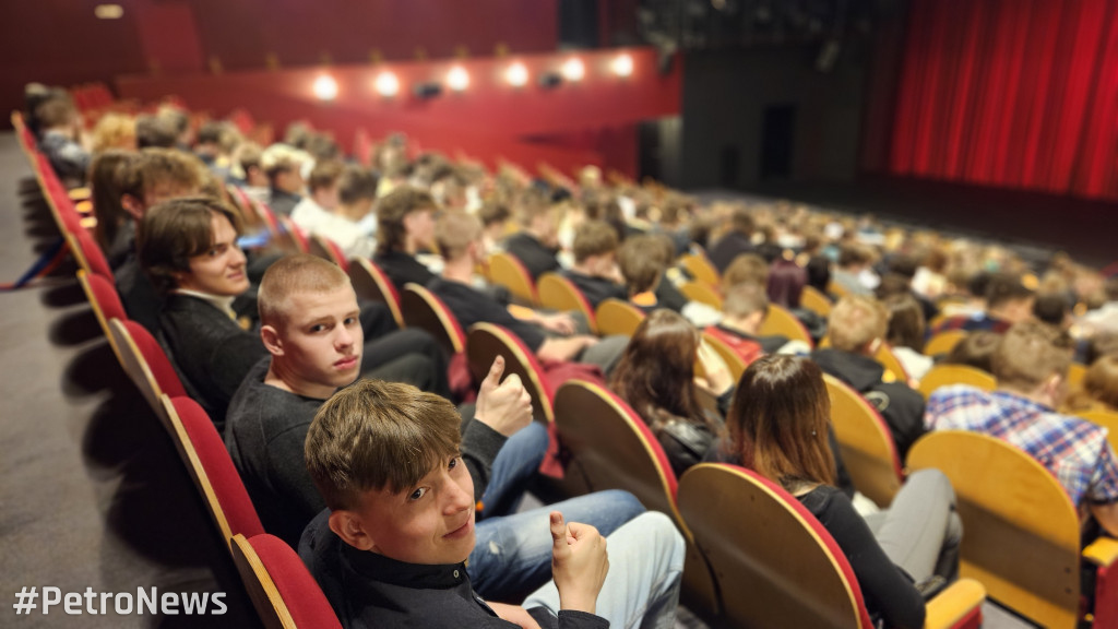 Teatr z tradycją, przyszłością i... ORLENEM