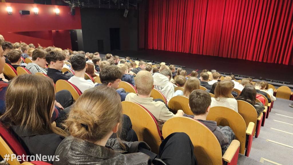 Teatr z tradycją, przyszłością i... ORLENEM
