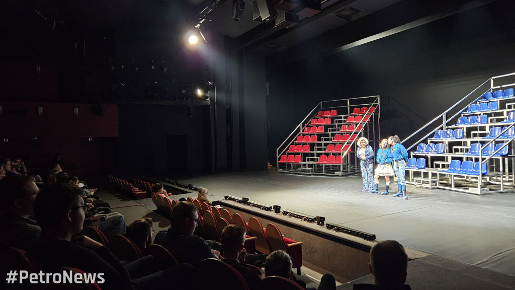 Teatr z tradycją, przyszłością i... ORLENEM