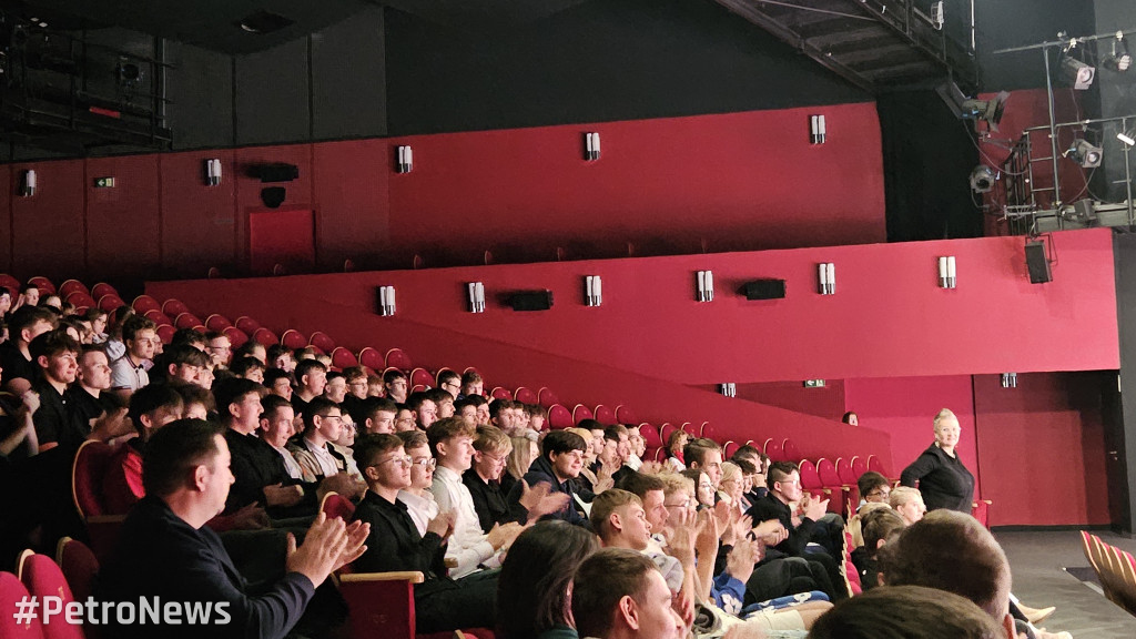 Teatr z tradycją, przyszłością i... ORLENEM