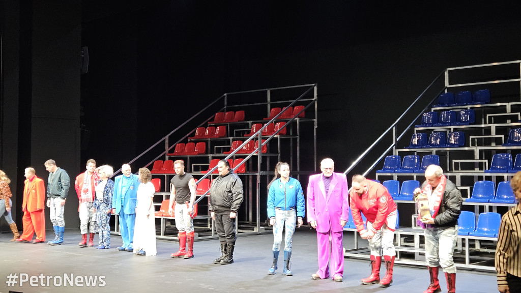 Teatr z tradycją, przyszłością i... ORLENEM