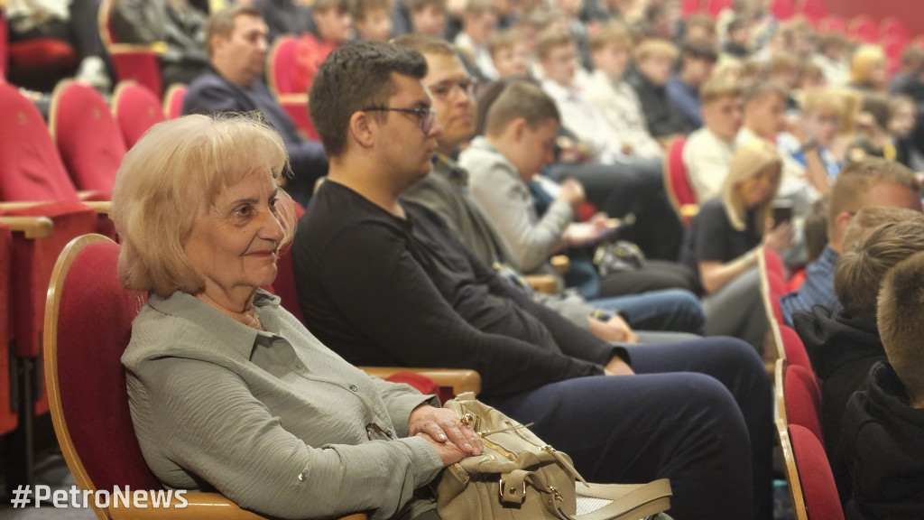 Teatr z tradycją, przyszłością i... ORLENEM