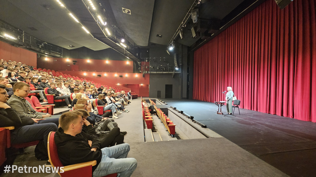 Teatr z tradycją, przyszłością i... ORLENEM