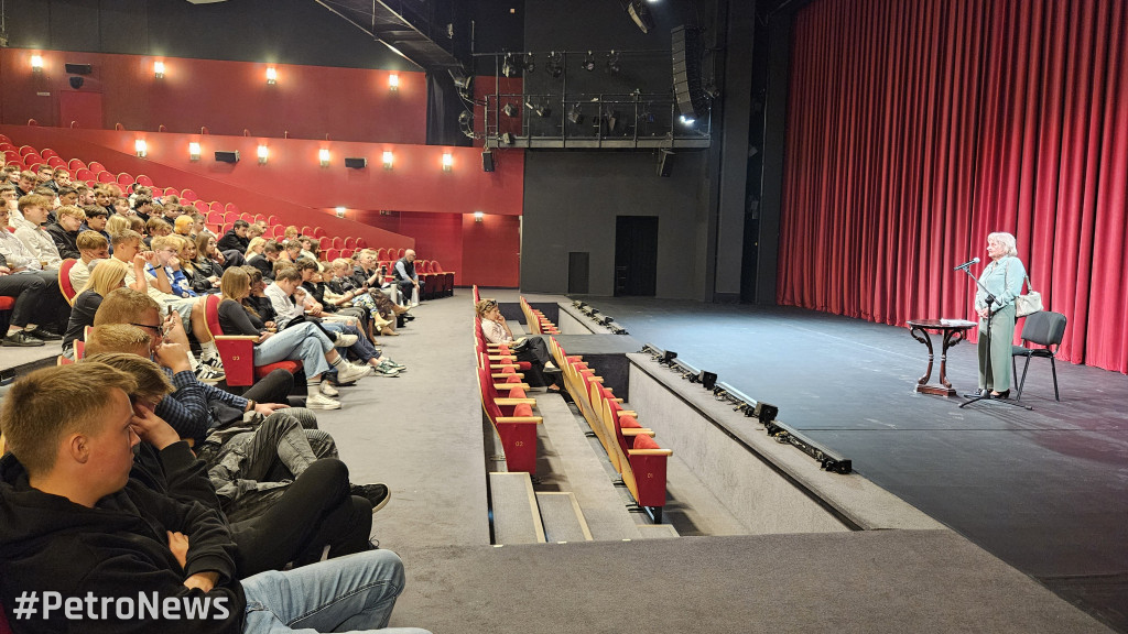 Teatr z tradycją, przyszłością i... ORLENEM