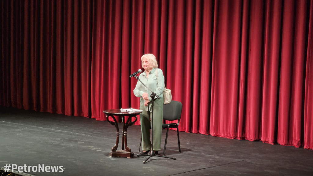 Teatr z tradycją, przyszłością i... ORLENEM