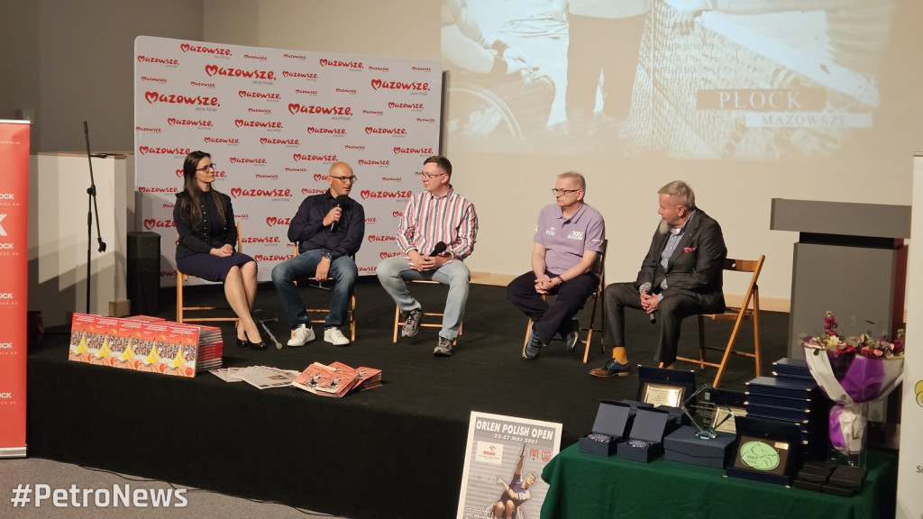 Książka o historii tenisa na wózkach w Płocku