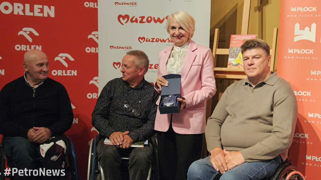 Książka o historii tenisa na wózkach w Płocku