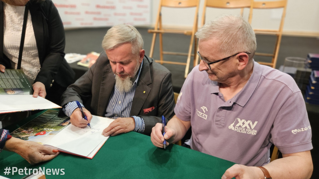 Książka o historii tenisa na wózkach w Płocku