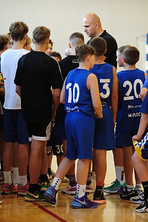 Młodzi koszykarze trenowali z Szymonem Szewczykiem-2075