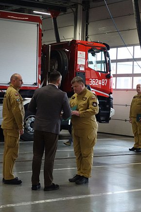 Sprzęt ratujący życie trafił do strażaków-2513