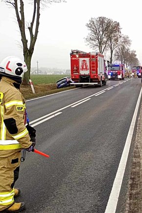 Zderzenie trzech aut podczas wyprzedzania-2516