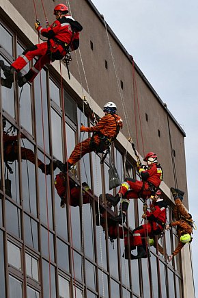 Alpiniści i strażacy zjechali z dachu do dzieci-2531