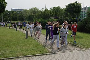 Uczniowie ruszyli na spacer i bieg w piżamach-2757