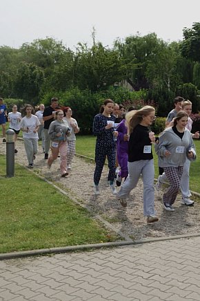 Uczniowie ruszyli na spacer i bieg w piżamach-2757