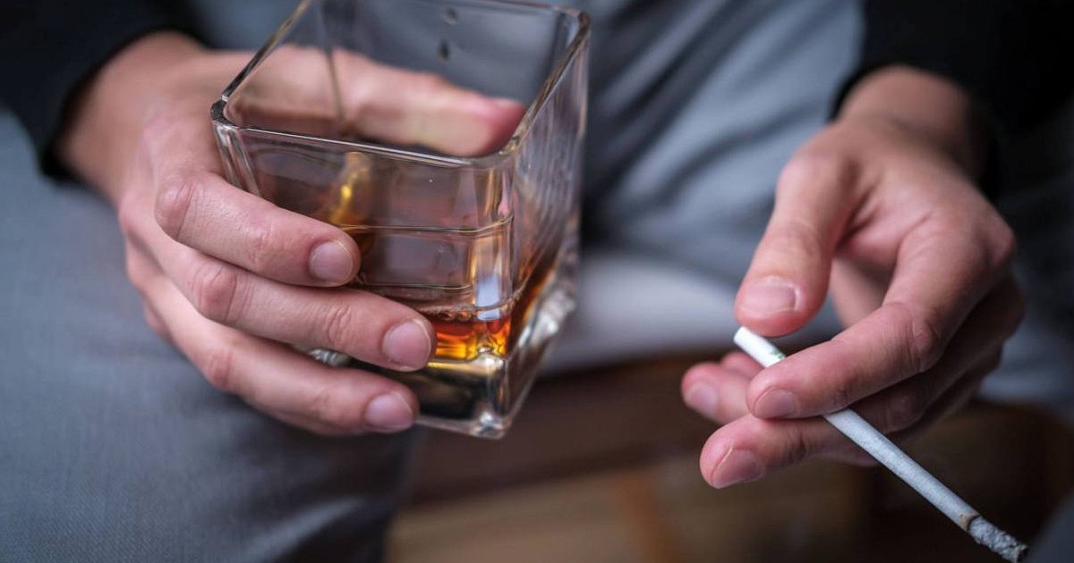 Están planeando aumentar el impuesto especial sobre el alcohol y los cigarrillos.  se trata de salud