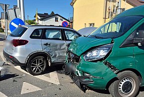 Kobieta i dziecko w szpitalu po zderzeniu aut. Są utrudnienia-397938