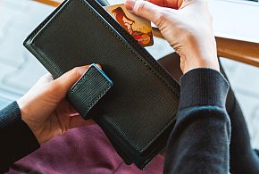 Emeryci coraz częściej rezygnują z gotówki. Wiemy, dlaczego-398022
