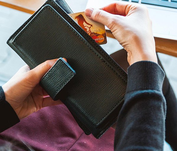 Emeryci coraz częściej rezygnują z gotówki. Wiemy, dlaczego-398022