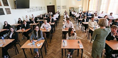 Uczniowie szkół średnich rozpoczęli egzamin maturalny. Był przeciek?-398053