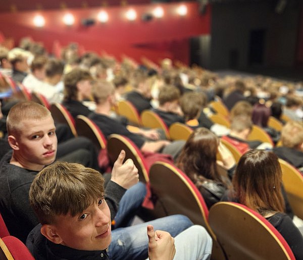 Teatr z tradycją, ORLENEM i młodzieżą [FILM, ZDJĘCIA]-398198