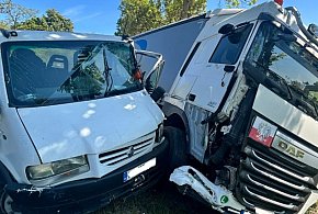 Groźna kolizja na drodze – kierowca dostawczaka ukarany [ZDJĘCIA]-398242