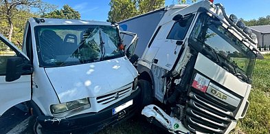 Groźna kolizja na drodze – kierowca dostawczaka ukarany [ZDJĘCIA]-398242