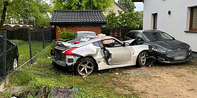 Z impetem wjechał w ogrodzenie. Jedna osoba ranna, rozbite auta [ZDJĘCIA]-398261