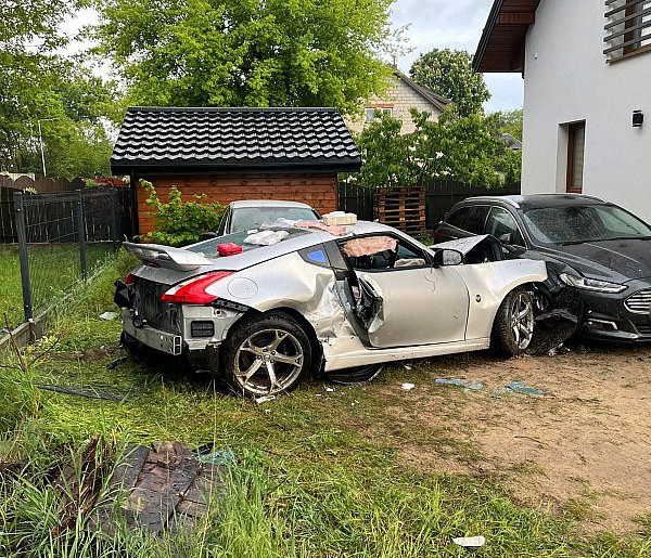Z impetem wjechał w ogrodzenie. Jedna osoba ranna, rozbite auta [ZDJĘCIA]-398261