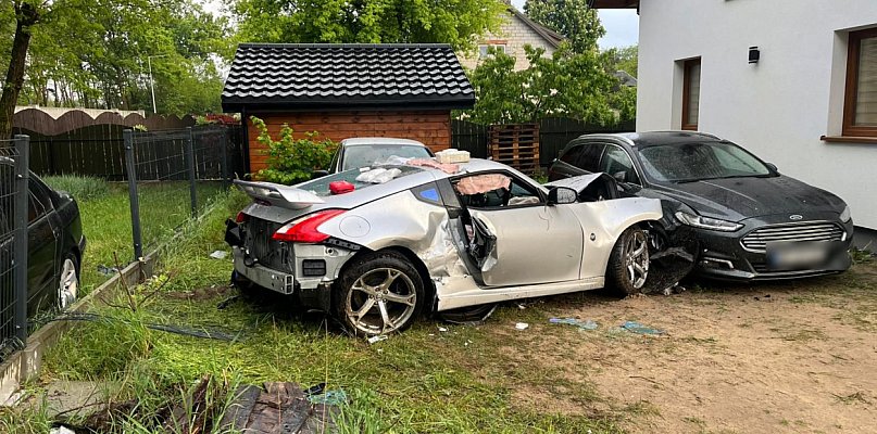 Z impetem wjechał w ogrodzenie. Jedna osoba ranna, rozbite auta [ZDJĘCIA] - 398261