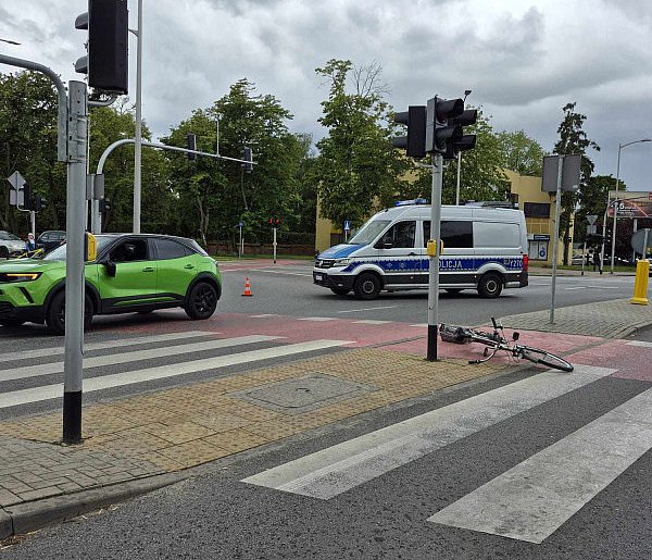 Potrącenie rowerzystki w Płocku. Przejazd całkowicie zablokowany!-398271