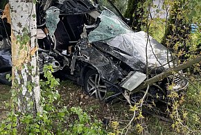 Auto roztrzaskane o drzewo. Jedna osoba w szpitalu. Droga jest zablokowana-398339
