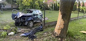 Dwie osoby w szpitalu po zderzeniu auta z drzewem