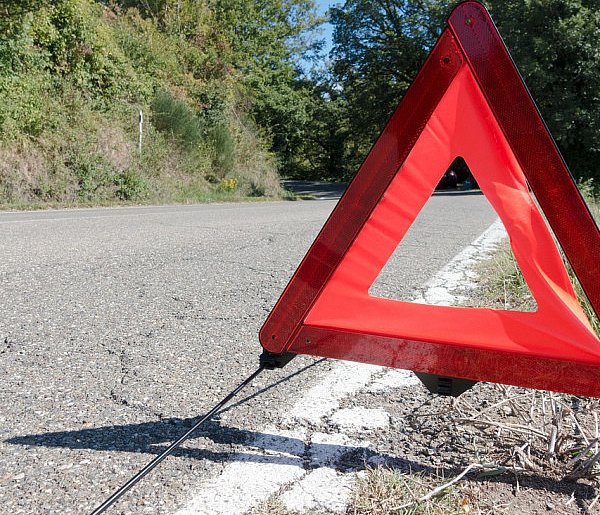 Jak korzystać z trójkąta ostrzegawczego? Policja wyjaśnia-398385