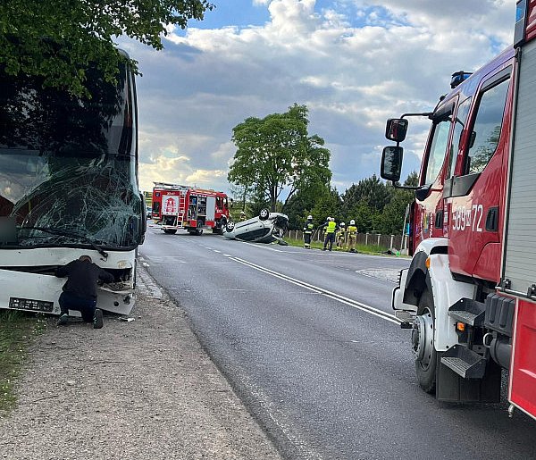 Zablokowana droga pod Płockiem. Doszło do zderzenia kilku aut, są ranni!-398449