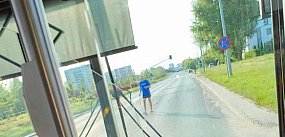 Mężczyzna spacerował środkiem ulicy. Z szablą