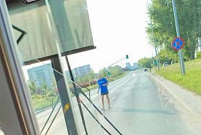 Mężczyzna spacerował środkiem ulicy. Miał przy sobie... szablę-398574