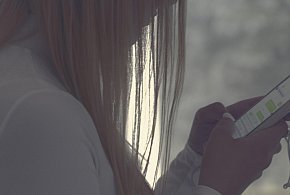 Odgórny zakaz telefonów w szkołach? MEN zdradza plany zmian-398609