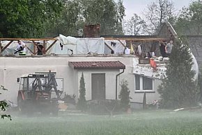 Krajobraz po burzy. Zniszczony cmentarz, ranna osoba, domy bez dachów [FOT]-398675