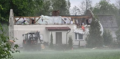 Krajobraz po burzy. Zniszczony cmentarz, ranna osoba, domy bez dachów [FOT]-398675