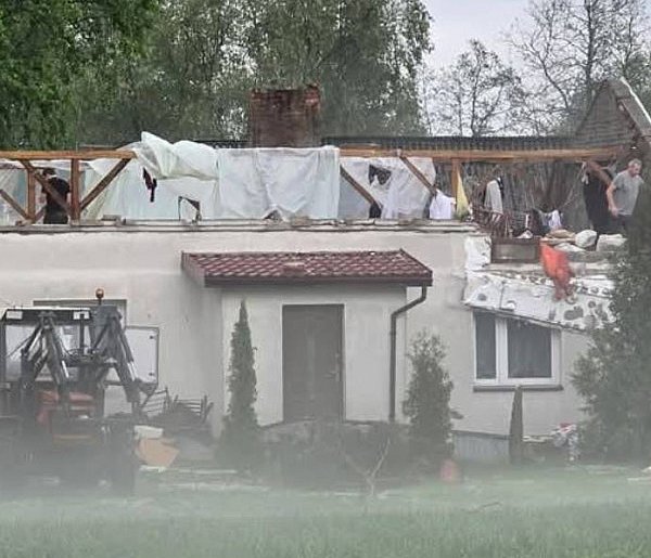 Krajobraz po burzy. Zniszczony cmentarz, ranna osoba, domy bez dachów [FOT]-398675