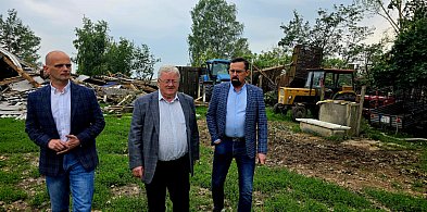 Minister z wizytą u rolników poszkodowanych przez nawałnicę-398785