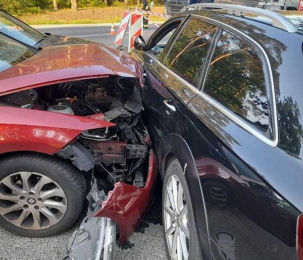DK 62 zablokowana. Doszło do zderzenia trzech aut. Jedna osoba w szpitalu-398782