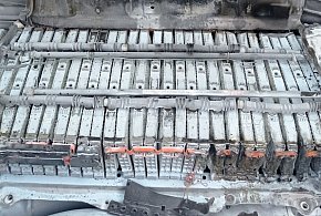 Trudna akcja strażaków. Zapaliło się auto hybrydowe [ZDJĘCIA]-398838