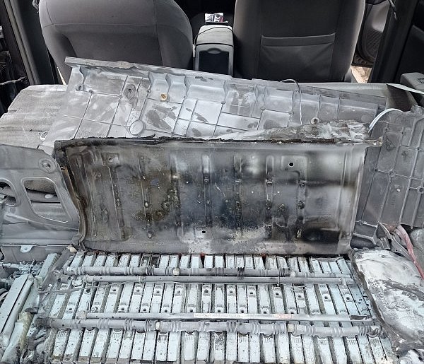 Trudna akcja strażaków. Zapaliło się auto hybrydowe [ZDJĘCIA]-398838