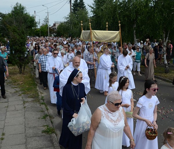 Nie wszyscy o tym wiedzą. Czy udział w procesji Bożego Ciała to obowiązek?-398857