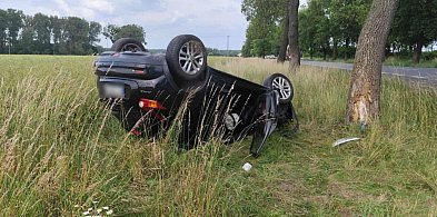 Uderzył w drzewo i dachował. Policja wyjaśnia, co stało się w Łącku-398919