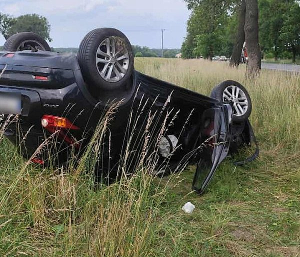 Uderzył w drzewo i dachował. Policja wyjaśnia, co stało się w Łącku-398919