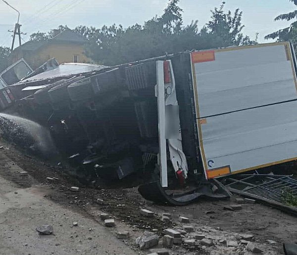 Chwile grozy przy jednej z posesji. Wjechał ciężarówką w ogrodzenie-398921