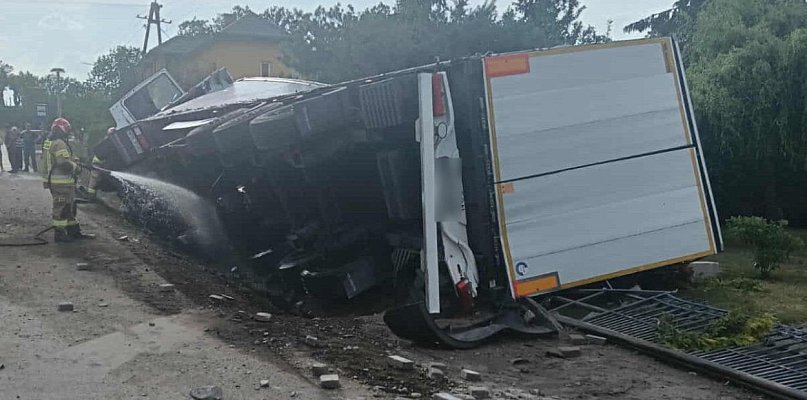Chwile grozy przy jednej z posesji. Wjechał ciężarówką w ogrodzenie - 398921